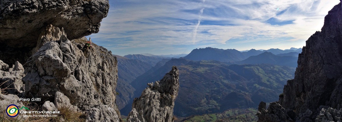 39 Eccoci alla Madonnina posta tra le rocce al termine del Canalino dei sassi.jpg